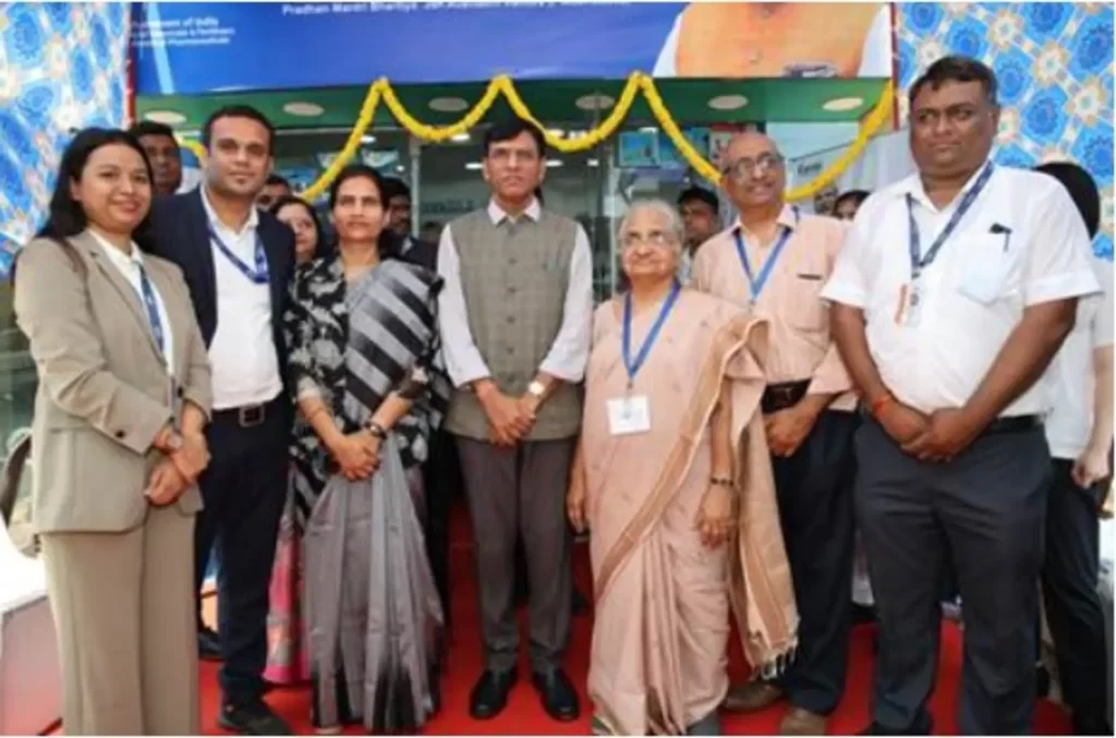 Dr Mansukh Mandaviya visits Jan Aushadhi Kendra at Panjim, Goa along with delegates from G-20 countries and UNICEF