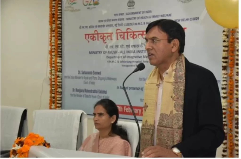 Union Minister of Health and Family Welfare Dr. Mansukh Mandaviya and Union Minister of Ayush, Shri Sarbananda Sonowal jointly inaugurate Integrative Medicine Centre of All India Institute of Ayurveda (AIIA) at Safdarjung hospital -1