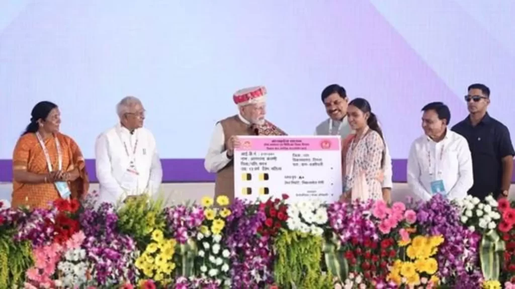 Prime Minister Shri Narendra Modi launches 'Swasth Nari, Sashakt Parivar Abhiyaan' and 8th Rashtriya Poshan Maah from Dhar, Madhya Pradesh
