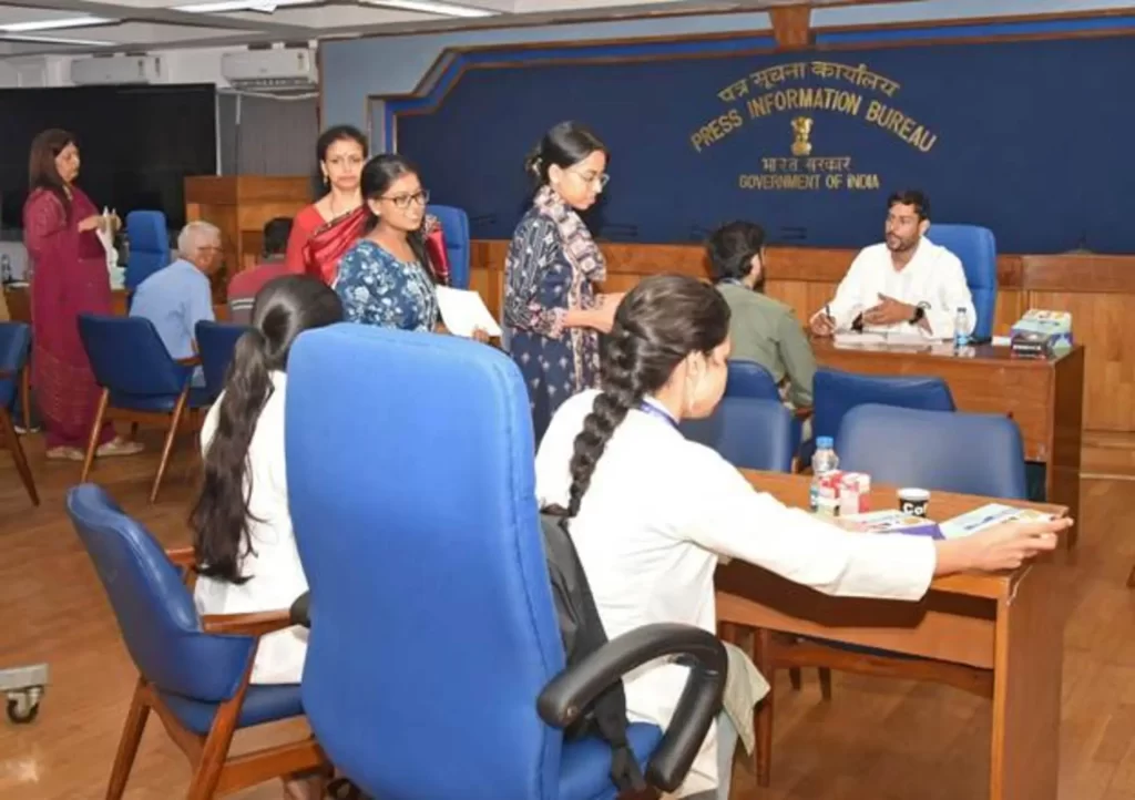 PIB Organizes Preventive Health Check-up and Consultation Camp for Safai Mitra and Officials in Collaboration with All India Institute of Ayurveda and Dr. Ram Manohar Lohia Hospital